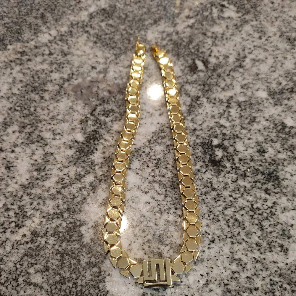 NWOT Women's chain necklace. Gold tone, with closure on back. - Picture 9 of 13